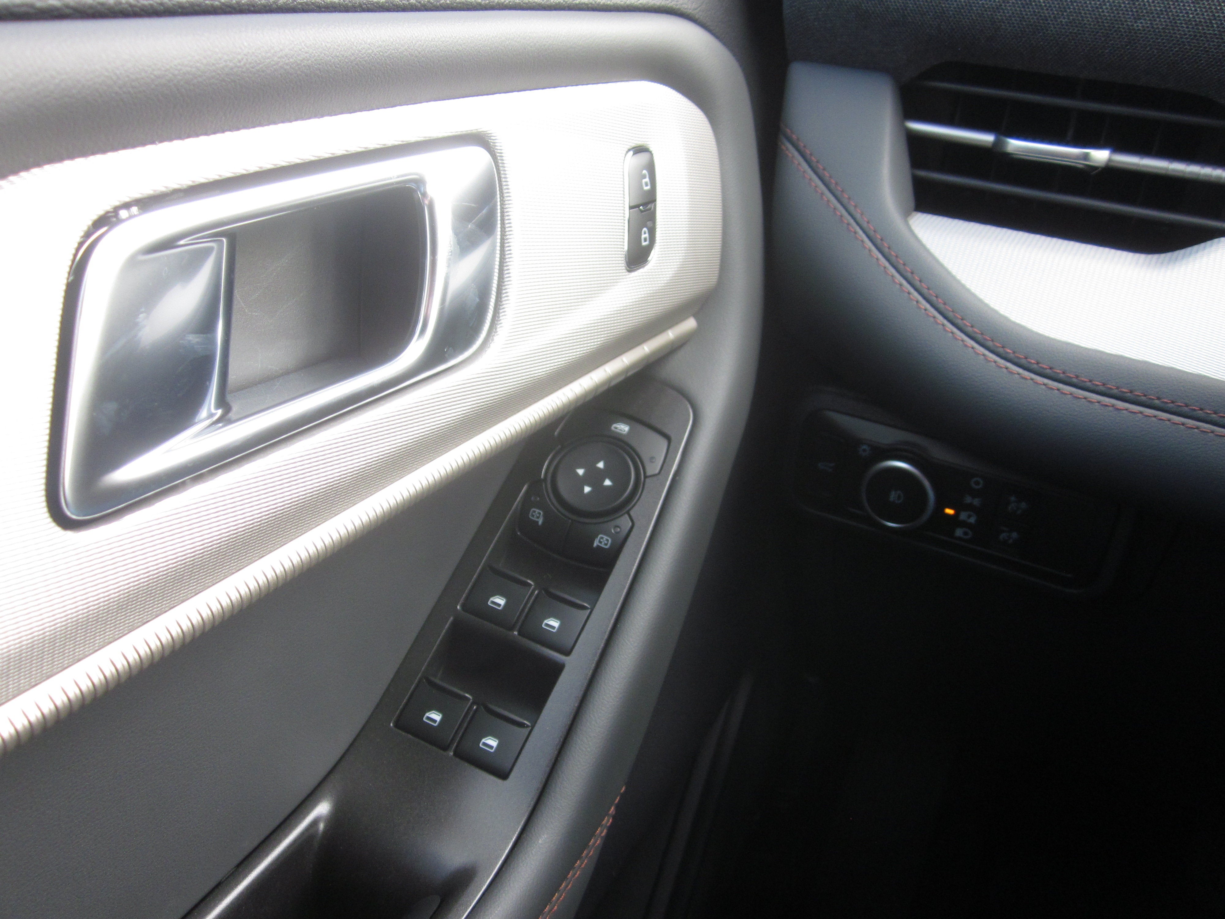 2027 Ford Explorer Active w/200A Pkg