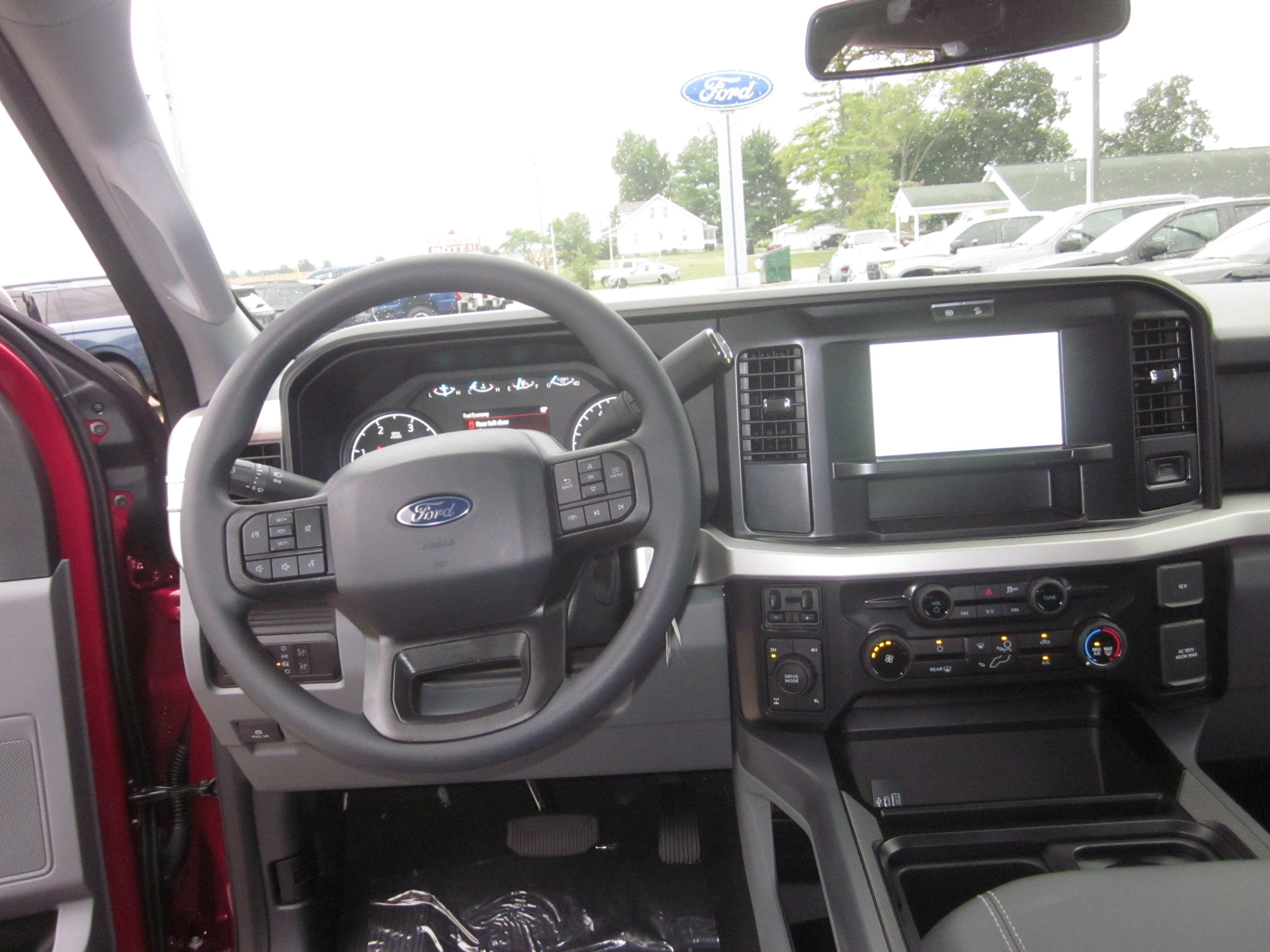 2027 Ford Super Duty F-350 SRW XLT