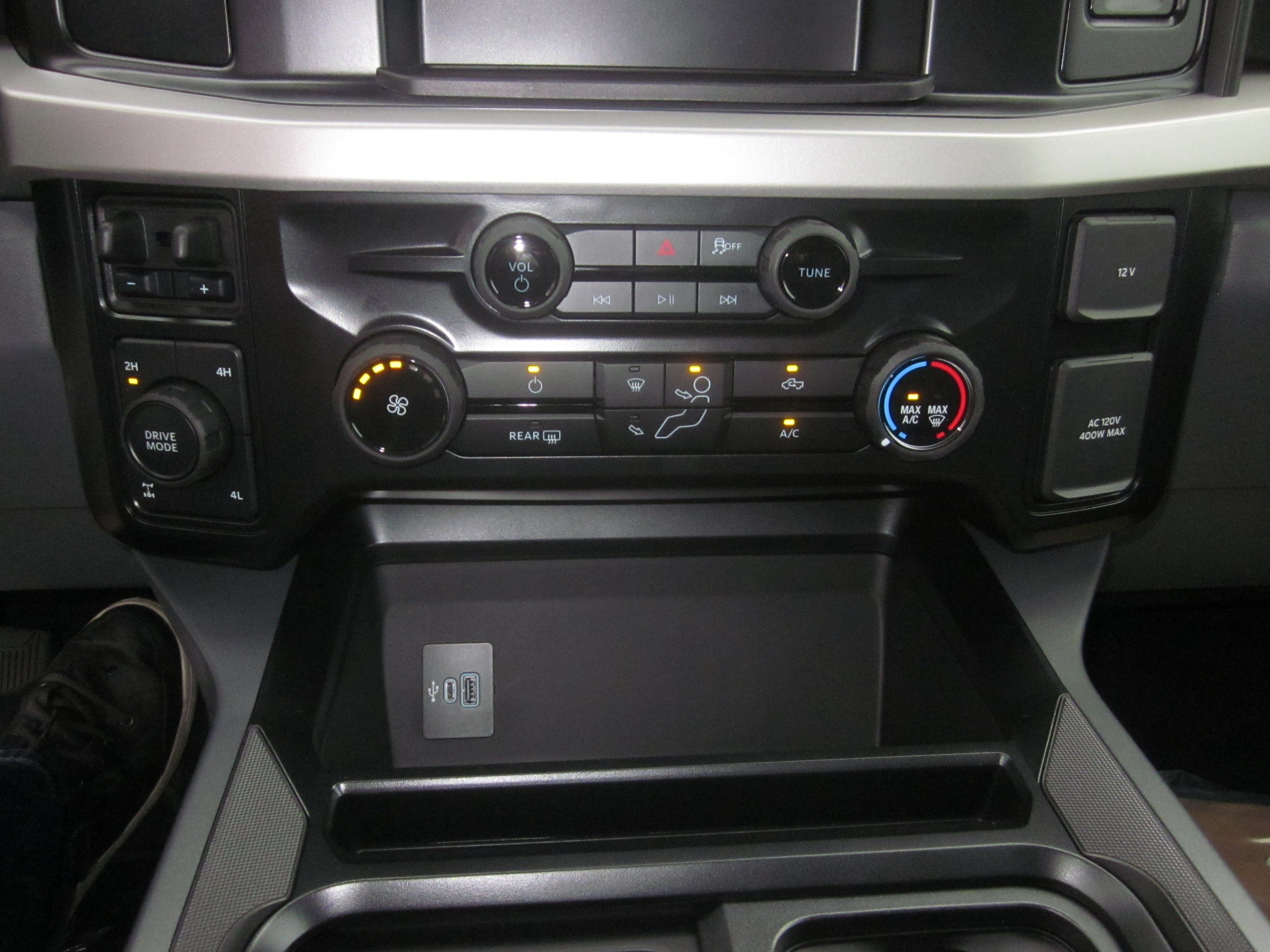 2027 Ford Super Duty F-350 SRW XLT
