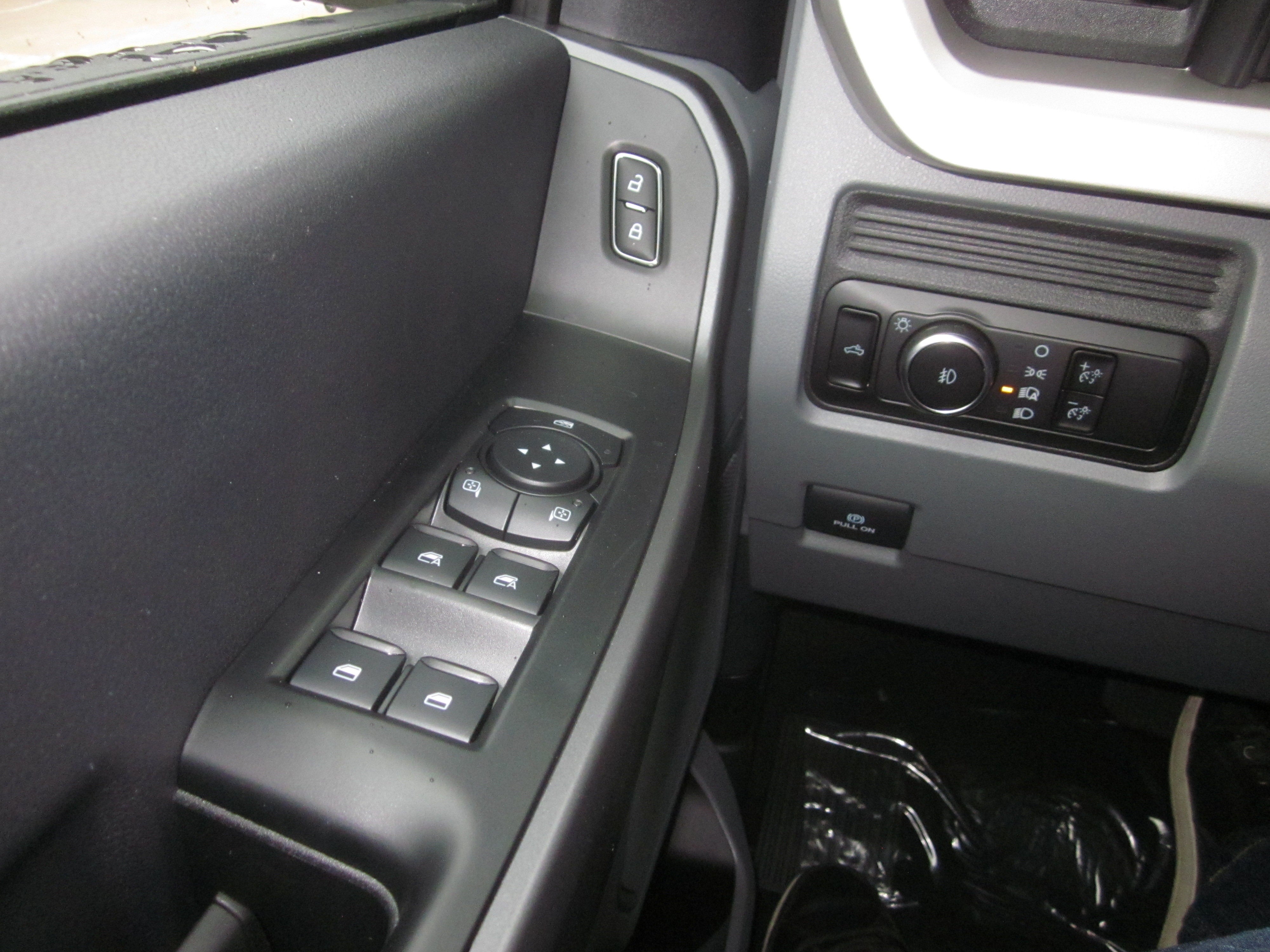 2027 Ford Super Duty F-350 SRW XLT