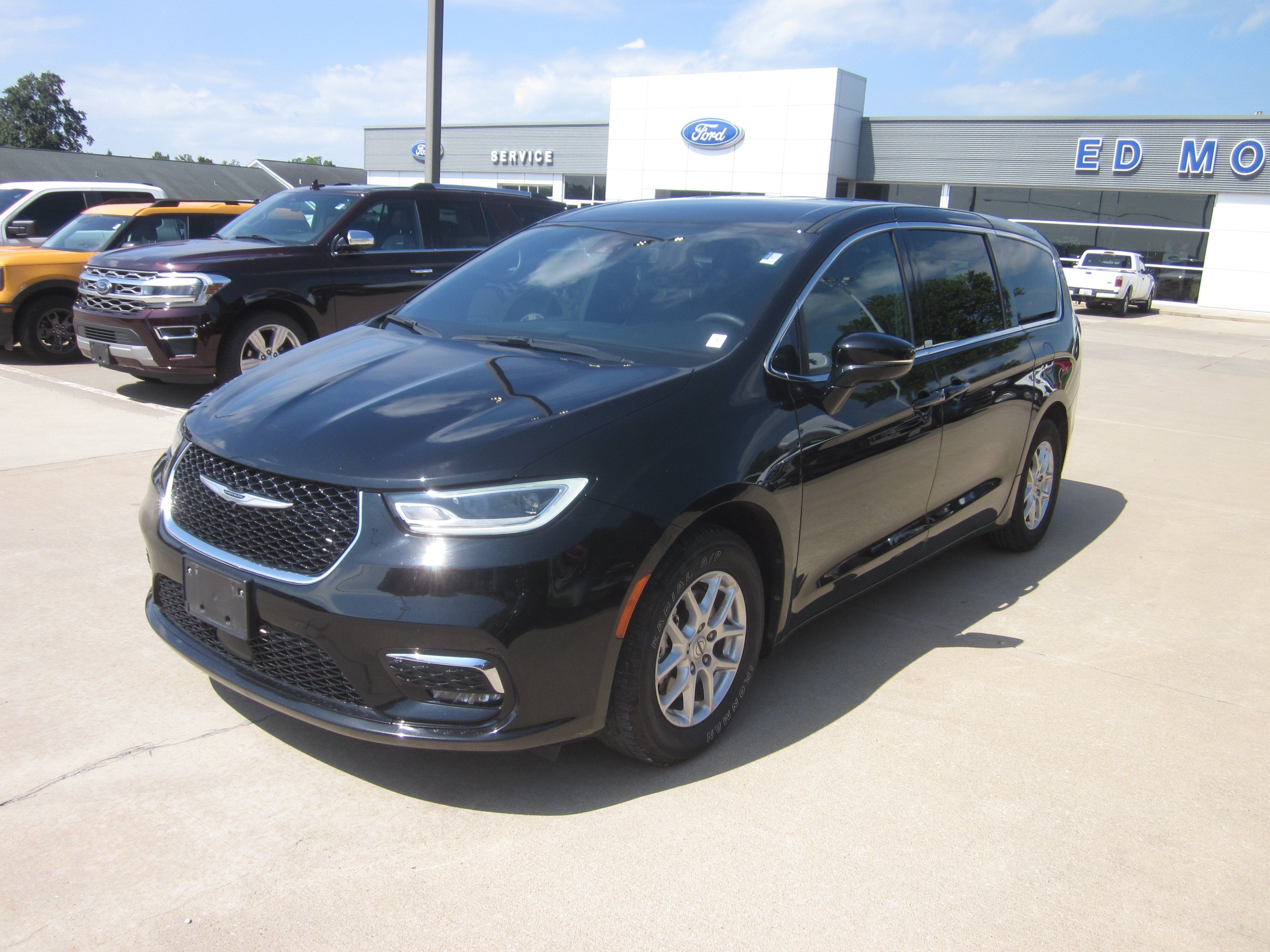 2025 Chrysler Pacifica Select