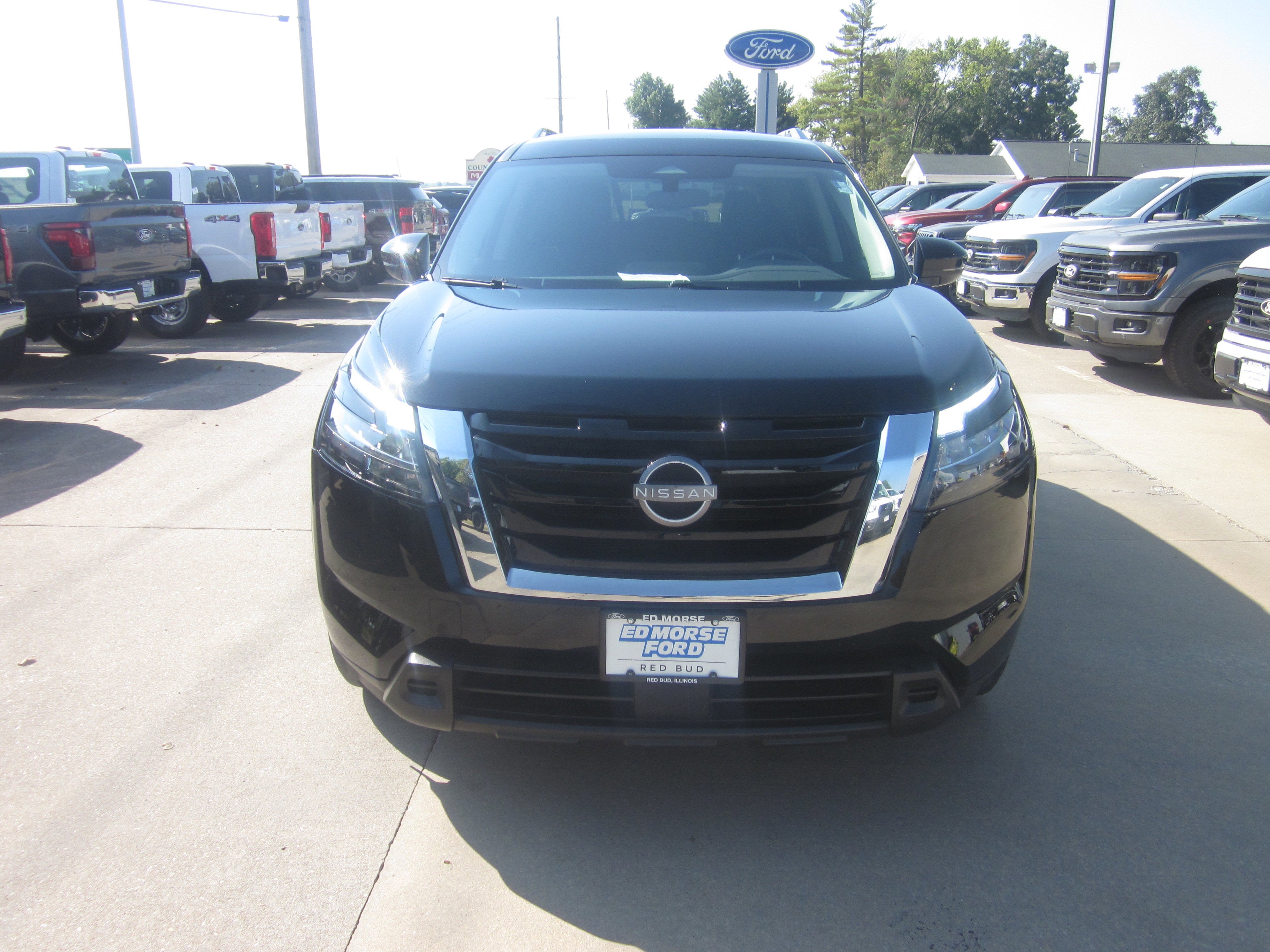 2025 Nissan Pathfinder SV